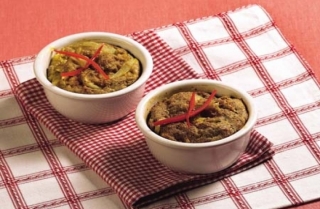 Pastel de cebolla blanca y salvia